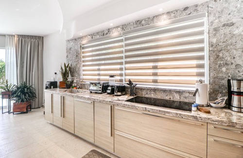 Jaco Condo | Luxury pool-front condo with private hot tub, balcony, fast WiFi - snowbirds OK