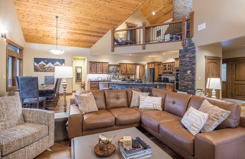 Ronald House | Luxury Pour House Lodge - private, hot tub, firepit