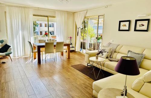 La Croix des Gardes Apartment | Luxury & Privacy - Entire Floor - Pool, Parking, AC - Plage des Sports, Palais Des Festivals 5'