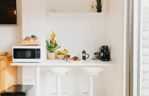 Caldicot House | Luxury Private Suite. Super fast Wi-Fi.Parking Private Courtyard Garden.