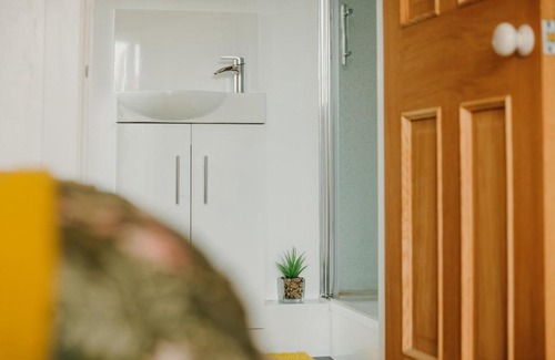 Caldicot Apartment | Luxury Private Suite-Parking, Courtyard & Wi-Fi
