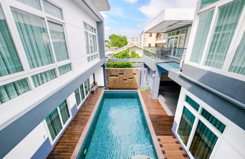 Phlabphla Villa | Luxury Pure Modern Pool Villa 5Bed Nr BTS&Central