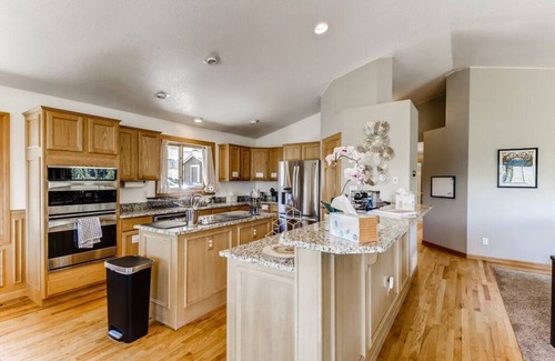 Morrison House | Luxury Red Rocks Hot tub I Great Mountain View