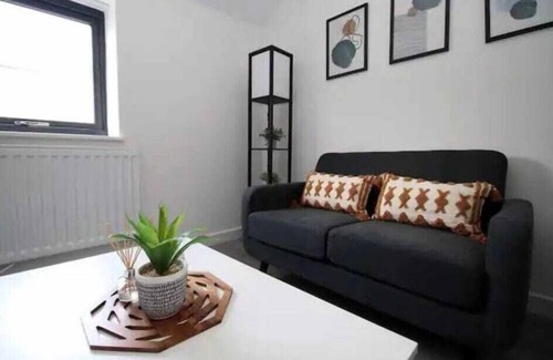 Cathays Apartment | "Luxury Redefined:Cardiff 1-bed"
