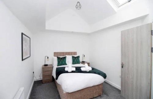 Roath Apartment | Luxury Redefined:Cardiff 1-bed