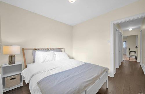 Newtonbrook Apartment | Luxury Renovated House in Prime Location with Parking