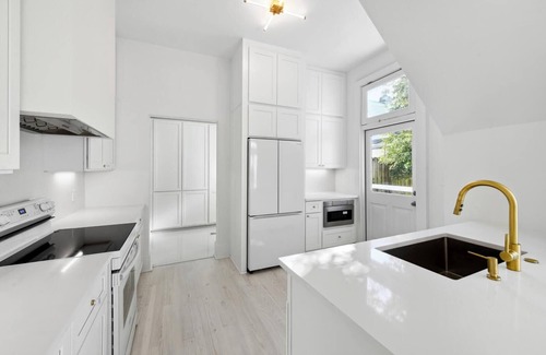West Riverside House | Luxury Rental