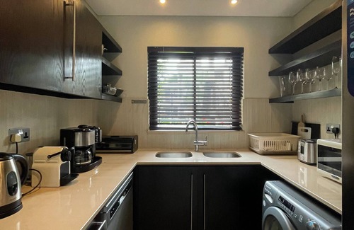 Grand River South East Apartment | Luxury Retreat with Private Workspace & Ocean View