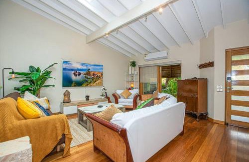 Camperdown Villa | Luxury Retreat Home - 4bed House w/Parking - Mins from CBD