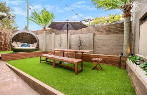 Camperdown Villa | Luxury Retreat Home - 4bed House w/Parking - Mins from CBD