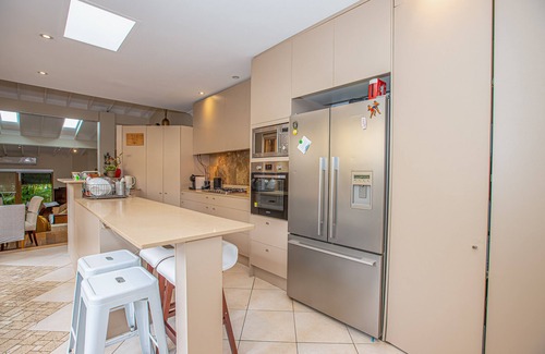 Camperdown House | Luxury Retreat Home - 4Bed House - Mins from CBD