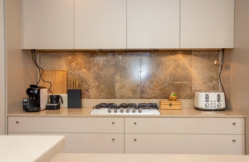 Camperdown House | Luxury Retreat Home - 4Bed House - Mins from CBD