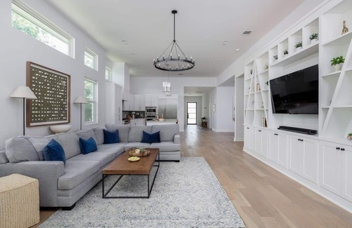 Galindo House | Luxury Retreat - Pool & Spa - South Austin Oasis