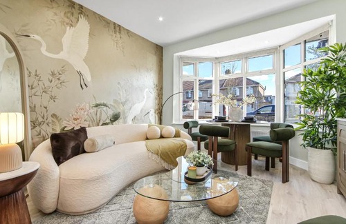 London Borough of Ealing Apartment | Luxury Retreat sleep 8 Flat, London