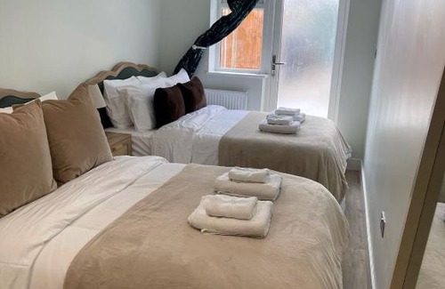 London Borough of Ealing Apartment | Luxury Retreat sleep 8 Flat, London