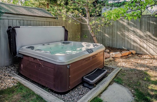 Lafayette House | Luxury Retreat w/Hot Tub, Home Theater & more. Kid & Pet Friendly!