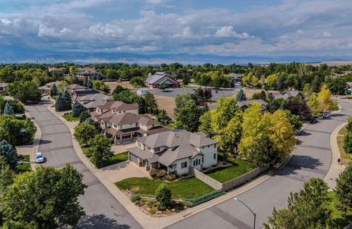 Lafayette House | Luxury Retreat w/Hot Tub, Home Theater & more. Kid & Pet Friendly!