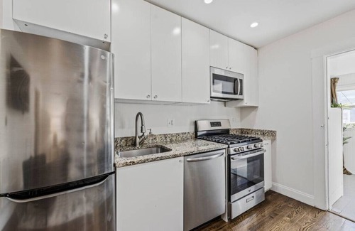 Washington Apartment | Luxury Retreat w/parking No cleaning fee!