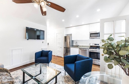 Washington Apartment | Luxury Retreat w/parking No cleaning fee!