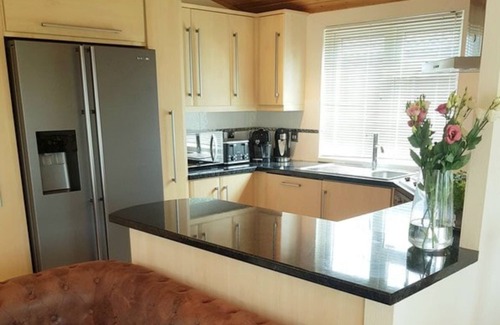 Tiddington Cabin | Luxury River Front Lodge on the Banks of the River Avon Stratford-upon-Avon