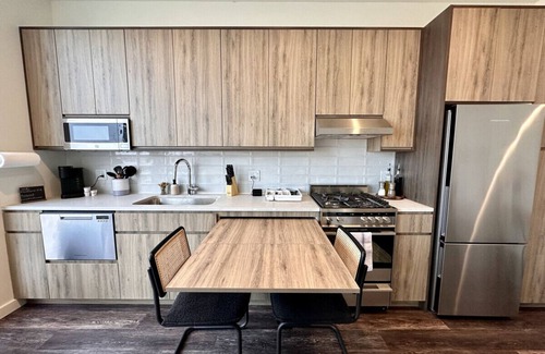 Pulaski Park Apartment | Luxury River West High-Rise N2 Gym+Rooftop+Skyline