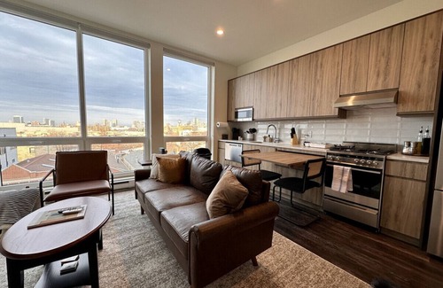 Pulaski Park Apartment | Luxury River West High-Rise N2 Gym+Rooftop+Skyline