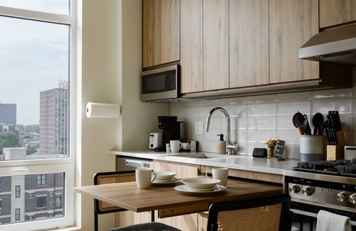 Pulaski Park Apartment | Luxury River West High-Rise N6 Gym+Rooftop+Skyline