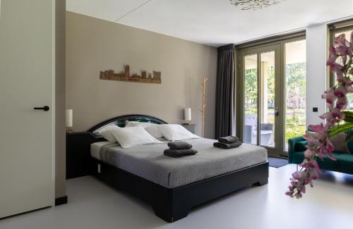 Dordrecht House | Luxury room with king size bed