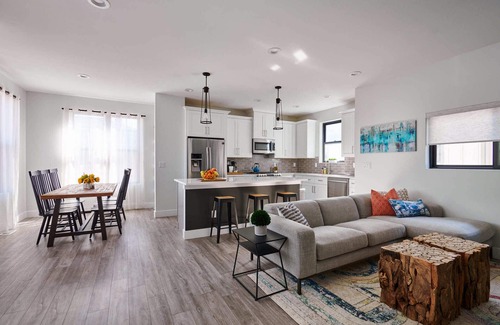 Littleton House | Luxury Rowhome 🏔 Mountain Views Littleton Main St