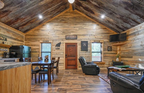 Board Camp Cabin | Luxury rustic cabin located 3 miles to Wolf Pen Gap, Sleeps 5, 2 bedroom, 1 bath
