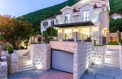 Lepetane Villa | ❤️Luxury Seafront Villa–4BR | 5 Baths| 3 Equipped kitchen| Hot Tub| BBQ| Terrace