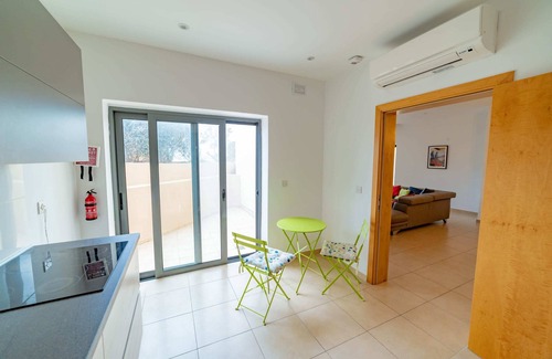 Għadira Apartment | Luxury Seaview & Pool