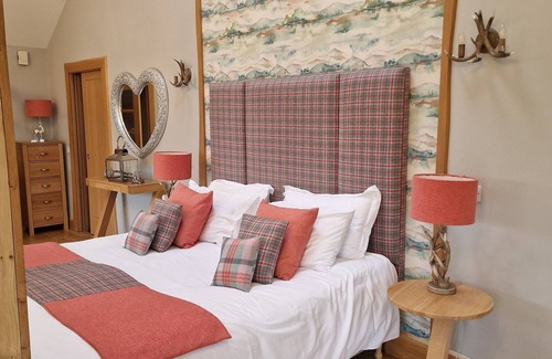 Blairgowrie Cabin | Luxury, secluded, Adult only Treehouse with hot tub, woodburner & stunning views