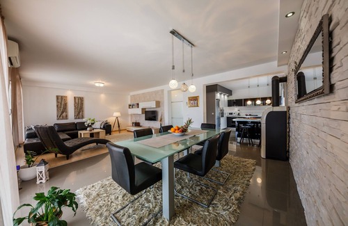 Rudine Villa | Luxury secluded villa w. pool, jacuzzi and garden