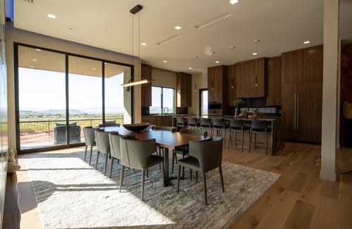 Ivins House | Luxury Service 5 Bedrooms - Sleeps 10 – Private Pool - Daily HSK