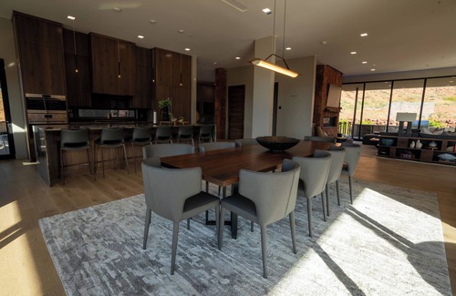 Ivins House | Luxury Service 5 Bedrooms - Sleeps 10 – Private Pool - Daily HSK