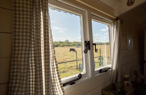 Huntingdon House | Luxury shepherd's hut - sleeps 2 adults 2 children. Access to hot tub & sauna.