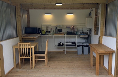 Wadhurst Cabin | Luxury Shepherds Hut, W/large Garden, Firepit, & Wi-fi @ Cedar Gables Campsite