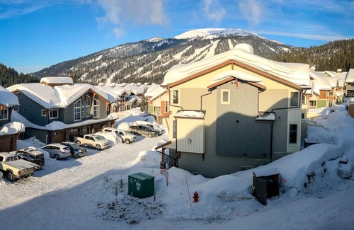 Sun Peaks House | ★ Luxury Ski-in/out 3 Bedroom Townhouse w/private hot tub & garage