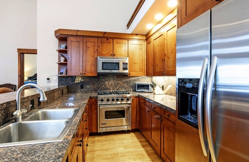 Avon House | Luxury Ski in Out, Walk to Ritz Carlton, Air conditioned, Private Hot Tub, Pool!