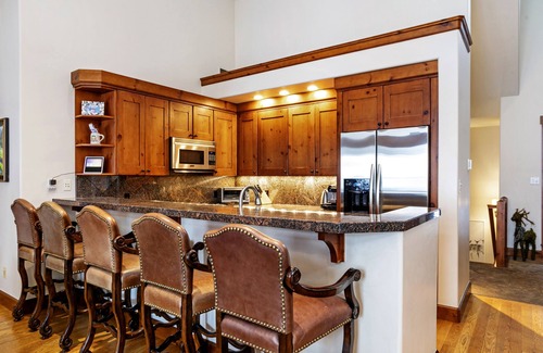 Avon House | Luxury Ski in Out, Walk to Ritz Carlton, Air conditioned, Private Hot Tub, Pool!