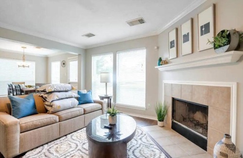 Cypress House | Luxury Spacious 5 bedroom/FREE wifi /parking