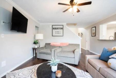 Cypress House | Luxury Spacious 5 bedroom/FREE wifi /parking