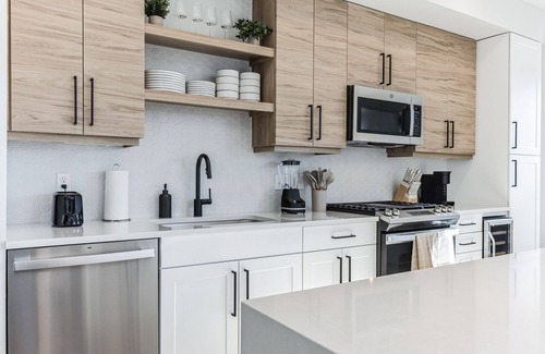 Uptown Apartment | Luxury Spacious Apt, Gym, Spa, Garage & DT Views