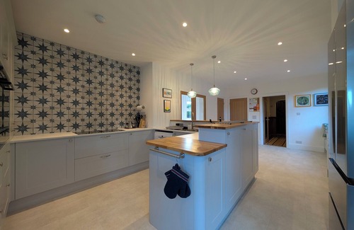 Rhos on Sea House | Luxury, Spacious Family House w/large garden. Pet Friendly. Walk to beach.
