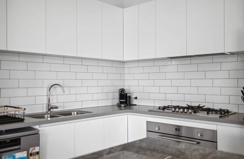 Maylands House | Luxury Stay in Maylands with Parking