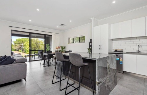 Maylands House | Luxury Stay in Maylands with Parking
