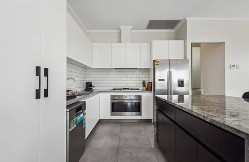 Maylands House | Luxury Stay in Maylands with Parking