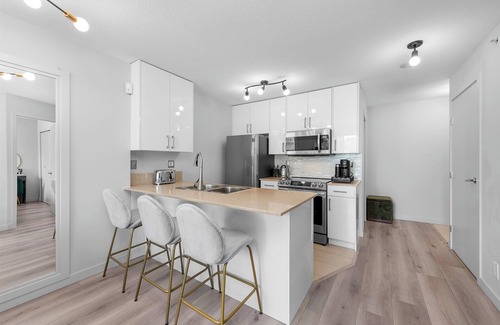 Bay Cloverhill Condo | Luxury Stay in Yorkville