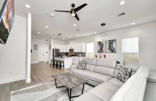 OST - South Union House | Luxury Stay: King Bed, Near NRG & MedCtr